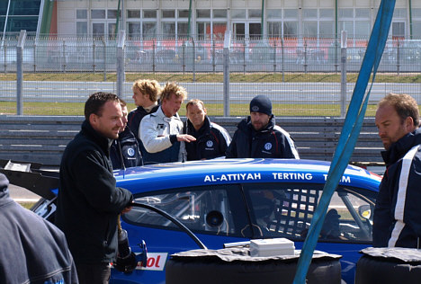 Nicki Thiim i samtale med VW motorsportschef Kris Nissen.